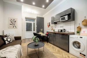 Super Central Cosy 2BR Near NewYork Cafe w Balcony