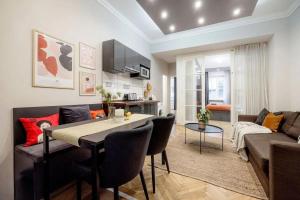 Super Central Cosy 2BR Near NewYork Cafe w Balcony