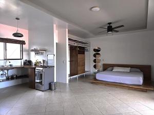 Modern Luxury Apartment In town and Peaceful with AC and hot water