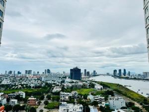 High-Floor Studio Bay & City Views