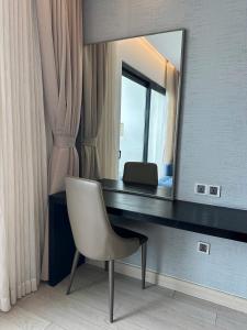 High-Floor Studio Bay & City Views