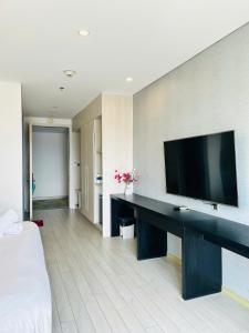 High-Floor Studio Bay & City Views