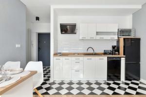 Comfortable Family Apartment with Balcony in Gdynia by Noclegi Renters