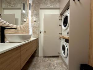 Poniatowskiego Signature Apartment by BookingHost