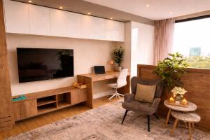 Avana Studio with Pool and Gym by YourHost