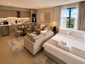 Avana Studio with Pool and Gym by YourHost