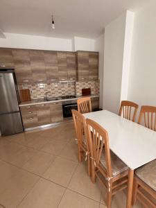 FRIENDLY DUPLEX SHËNGJIN Përballë Rafaelos
