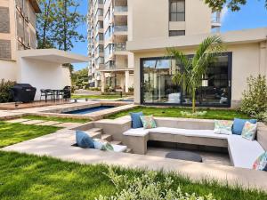 Avana Studio with Pool and Gym by YourHost