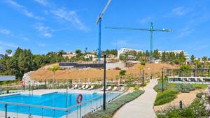 Stylish apartment with access to pool, gym & padel