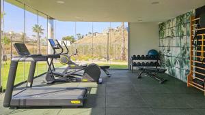 Stylish apartment with access to pool, gym & padel