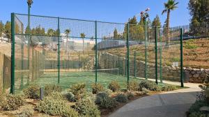 Stylish apartment with access to pool, gym & padel