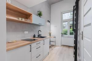 Parkside Apartments - Basic Standard - Old Town Guesthouse - by Upstairs