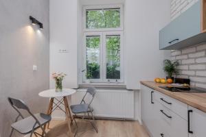 Parkside Apartments - Basic Standard - Old Town Guesthouse - by Upstairs
