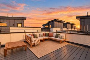 Luxe Rooftop Escape - City & Mountain Views