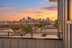 Luxe Rooftop Escape - City & Mountain Views