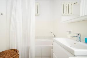 Maratońska Standard Apartment by BookingHost