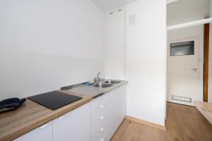 Maratońska Standard Apartment by BookingHost