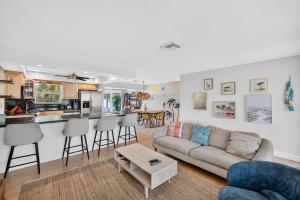 Tropical 4Bd Villa w Pool, Games & BBQ by Beach