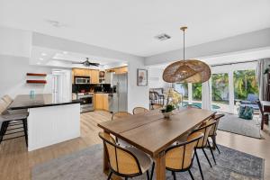 Tropical 4Bd Villa w Pool, Games & BBQ by Beach