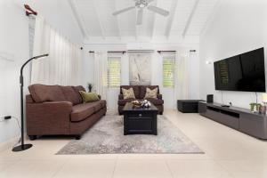 3BR Retreat with Pool, Gym & Private Beach Access in Richmond Estate