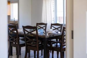 3BR Retreat with Pool, Gym & Private Beach Access in Richmond Estate