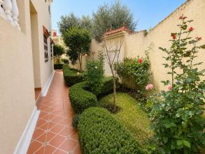 Spacious Villa Apartment with Private Terrace & Reversible AC