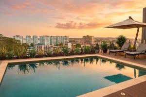 Rooftop Pool & City Views in Casco View