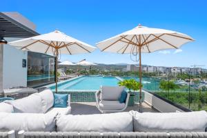 Oceanfront 1BR condo with pool, gym, AC, and balcony.