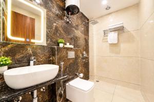 Premium Hotel Mahamaya M Shree Homestay - Near Shree Mahakal Temple and Railway Station - Fully Air Conditioned Room - wifi and off site Parking