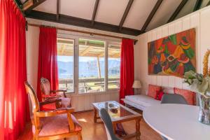 Lakefront Aculeo Red House Wifi Pet & Wood Hot Tub