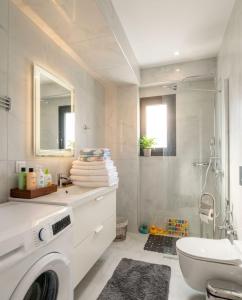 Spacious 2BR 6 Guests near Acropolis & 2 min to Syngrou Fix Metro