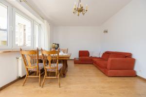 Spacious Apartment with Parking by Noclegi Renters