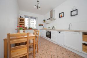 Spacious Apartment with Parking by Noclegi Renters