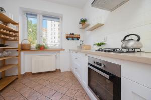 Spacious Apartment with Parking by Noclegi Renters