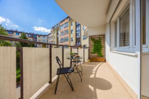 Spacious Apartment with Parking by Noclegi Renters