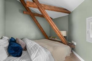 1875 Attic, Bathtub, Walking Street, Top Floor