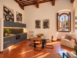 Cisterna Art Apartment , Piazza della Cisterna View