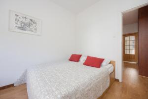 Spacious Apartment with Parking by Noclegi Renters