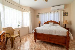 Spacious 3 bedroom 2 bathroom 3 beds Hosts 6 Montego Bay Jamaica