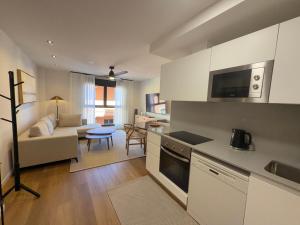 New Spacious 2BR Apartment - Las Canteras Beach - Side Sea View - 2 Bathrooms - AC - Parking