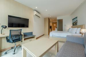 1BR Seaview Walk to Beach - Beach Front 2402