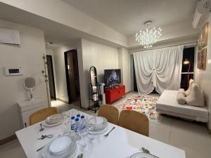 Playful Modern 2BR Seaview Pool View Next to OKADA Airports MOA