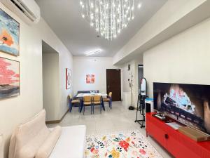 Playful Modern 2BR Seaview Pool View Next to OKADA Airports MOA