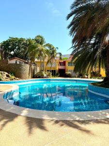 Villas del Sol Condominio, pileta a metros de la playa
