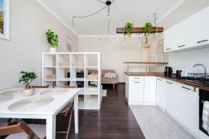 Łódź Classic Apartment by BookingHost