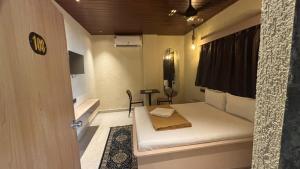 Just Inn Waves Resort Gorai Beach