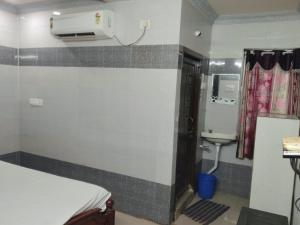 Hotel Y2 Grand Beside Prabhas College