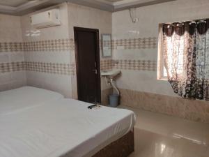 Hotel Y2 Grand Beside Prabhas College
