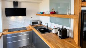 1-Bedroom Apartment in Praha 3 Sleeps 2