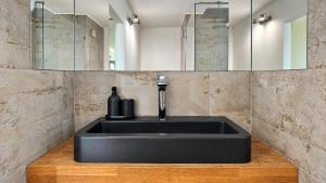 1-Bedroom Apartment in Praha 3 Sleeps 2